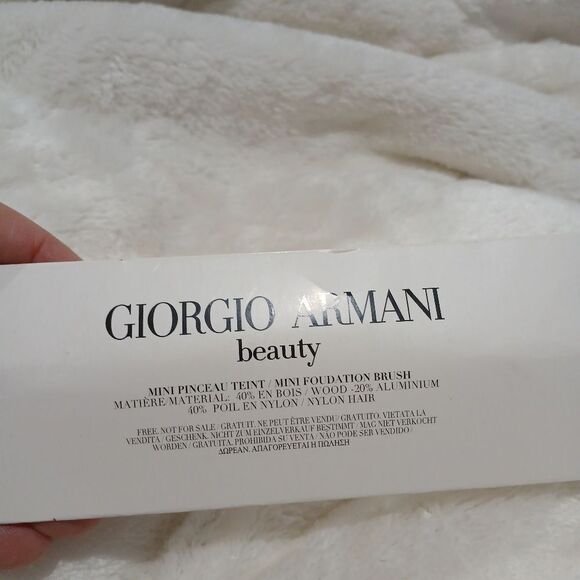 Giorgio Armani Beauty Makeup Brush - Black and Cream - Picture 5 of 5